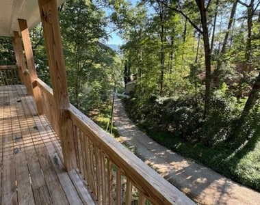 104 Travelers Lane - Photo Thumbnail 11