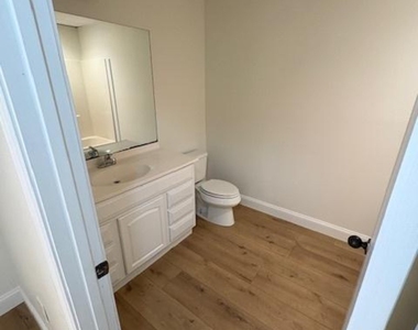 104 Travelers Lane - Photo Thumbnail 9