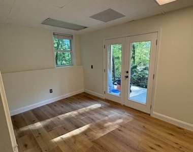 104 Travelers Lane - Photo Thumbnail 8