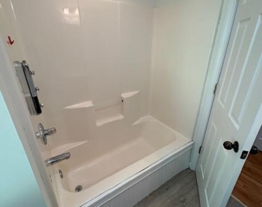104 Travelers Lane - Photo Thumbnail 5