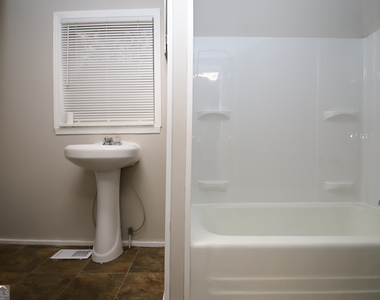 902 Juniper Street - Photo Thumbnail 9