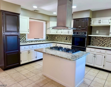 827 Savitt Pl - Photo Thumbnail 5