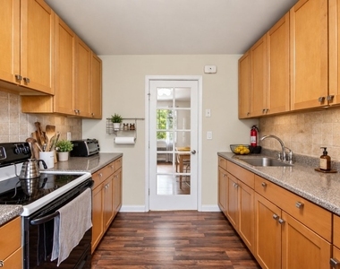 93 Troy Dr - Photo Thumbnail 6