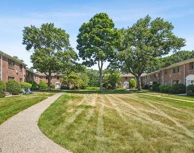 93 Troy Dr - Photo Thumbnail 11