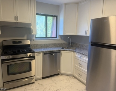 910 N Oaks Blvd - Photo Thumbnail 4