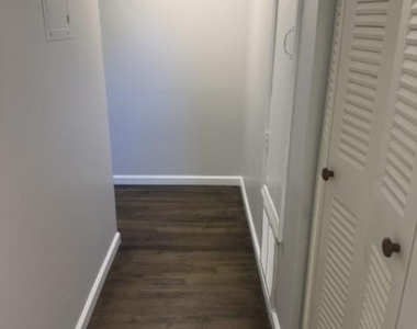 910 N Oaks Blvd - Photo Thumbnail 8