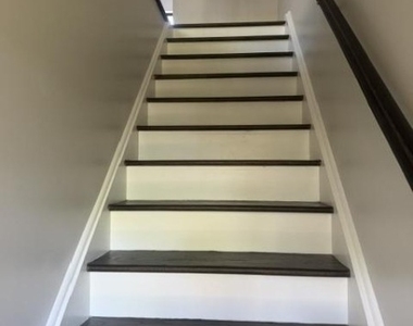 910 N Oaks Blvd - Photo Thumbnail 3