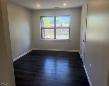 910 N Oaks Blvd - Photo Thumbnail 12