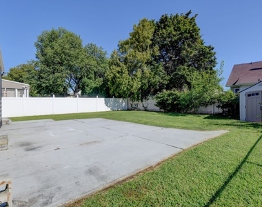 545 Winthrop Rd - Photo Thumbnail 14
