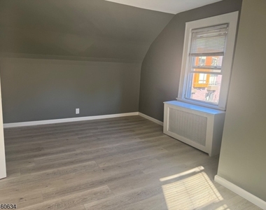 333 Valley St - Photo Thumbnail 2