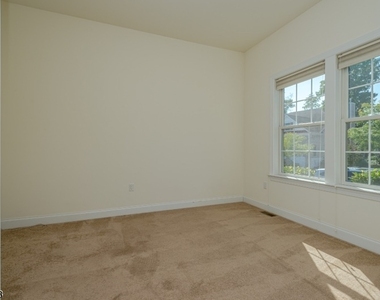 9 Comstock Ln - Photo Thumbnail 3