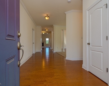 9 Comstock Ln - Photo Thumbnail 1