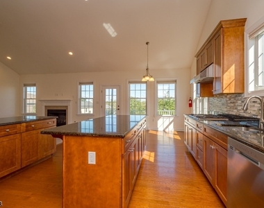 9 Comstock Ln - Photo Thumbnail 8