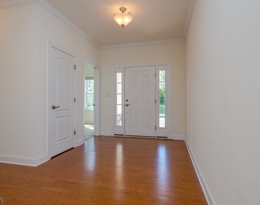 9 Comstock Ln - Photo Thumbnail 2