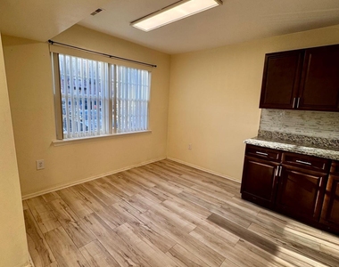 1202 Green Hollow Drive - Photo Thumbnail 12