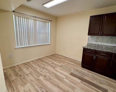 1202 Green Hollow Drive - Photo Thumbnail 11