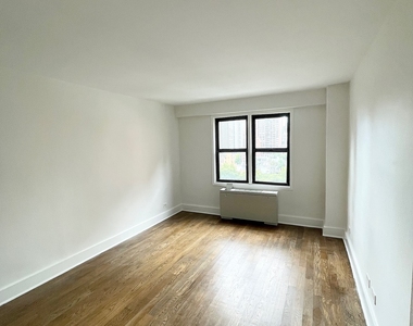 East 63 Street - Photo Thumbnail 5