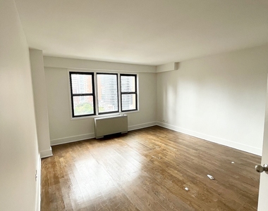 East 63 Street - Photo Thumbnail 7