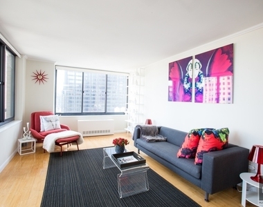West 48th Street - Photo Thumbnail 5