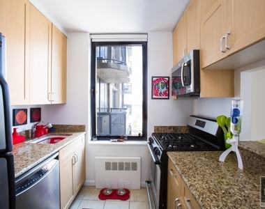 West 48th Street - Photo Thumbnail 3