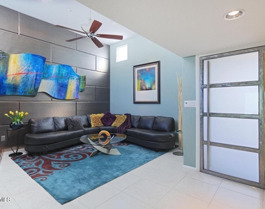 110 W Victoria Square - Photo Thumbnail 2