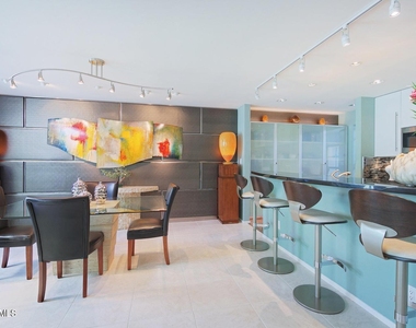 110 W Victoria Square - Photo Thumbnail 12