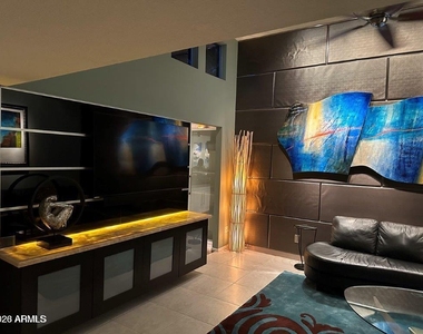 110 W Victoria Square - Photo Thumbnail 3
