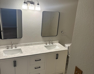 1237 W Ellis Street - Photo Thumbnail 12