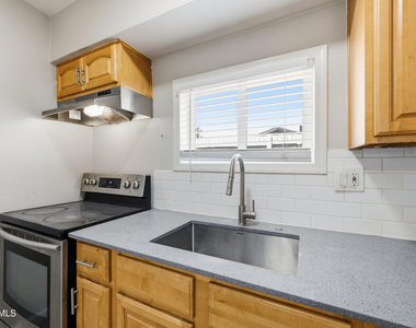 5206 W Ocotillo Road - Photo Thumbnail 7