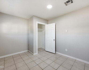 5206 W Ocotillo Road - Photo Thumbnail 9