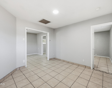 5206 W Ocotillo Road - Photo Thumbnail 2