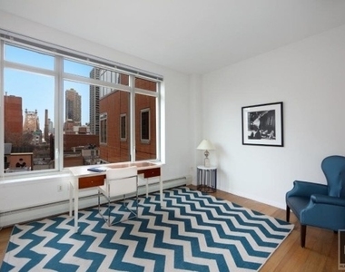 East 59 Street - Photo Thumbnail 2
