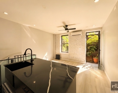 Stanton Street - Photo Thumbnail 1