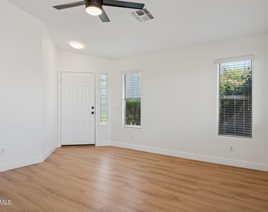 2131 S Peppertree Drive - Photo Thumbnail 8