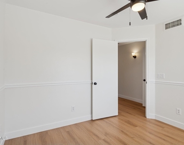 2131 S Peppertree Drive - Photo Thumbnail 12