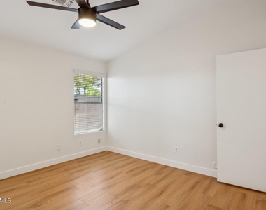 2131 S Peppertree Drive - Photo Thumbnail 14