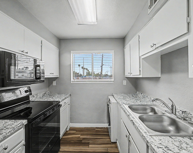 7144 N 66th Drive - Photo Thumbnail 17