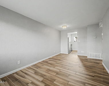 7144 N 66th Drive - Photo Thumbnail 10