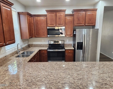 7558 W Spur Drive - Photo Thumbnail 2