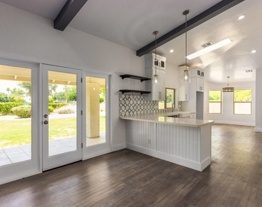 719 E Fairway Drive - Photo Thumbnail 10
