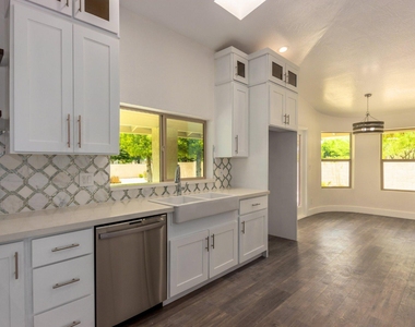 719 E Fairway Drive - Photo Thumbnail 11