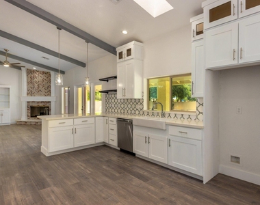 719 E Fairway Drive - Photo Thumbnail 12