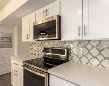 719 E Fairway Drive - Photo Thumbnail 16