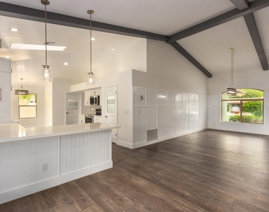 719 E Fairway Drive - Photo Thumbnail 7