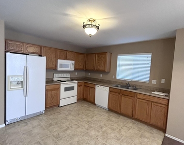 3174 W Carlos Lane - Photo Thumbnail 6