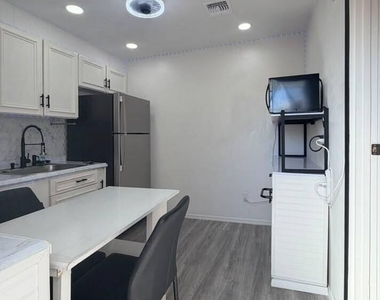 7529 W Comet Avenue - Photo Thumbnail 1