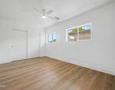 4542 N 50th Drive - Photo Thumbnail 16