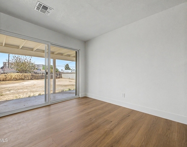 4542 N 50th Drive - Photo Thumbnail 8