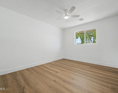 4542 N 50th Drive - Photo Thumbnail 12