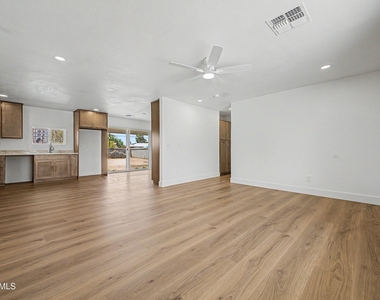 4542 N 50th Drive - Photo Thumbnail 6